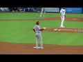 塁上の大谷がスゴイ！なんと敵選手ムーキーベッツ、フリーマンが大谷の元へ！【現地映像】