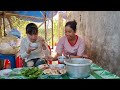 Nấu cháo cá ăn cùng rau ngổ.