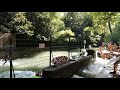 Eisbach-Schwimmer am 2. Wehr im Englischen Garten in München